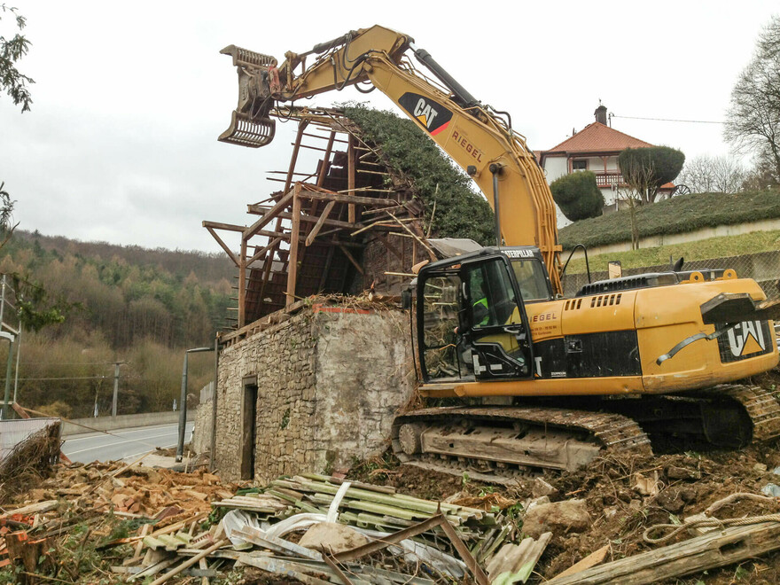 Riegel-Abbruch-Bagger